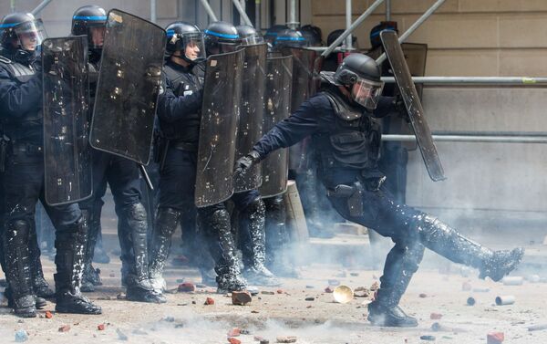 أفراد شرطة الشغب الفرنسية خلال احتجاجات فرنسا ضد الإصلاح والتغيير في قاون العمل. - سبوتنيك عربي