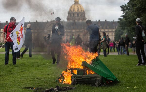 المتظاهرون في احتجاجات باريس - سبوتنيك عربي
