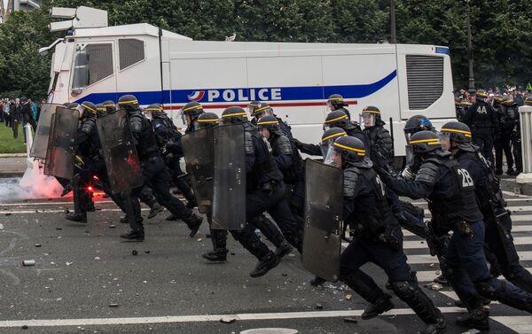 أفراد الشرطة الفرنسية أثناء الاحتجاجات في باريس - سبوتنيك عربي