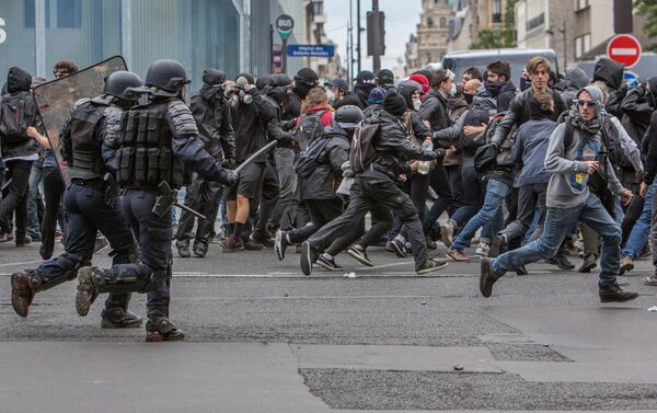الشرطة الفرنسية تقوم بتفريق المتظاهرين في إحدى شوارع باريس - سبوتنيك عربي