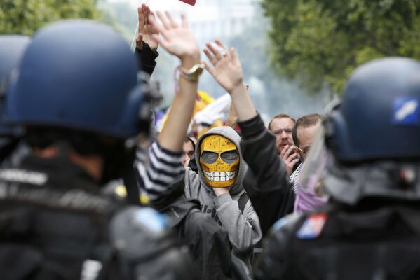 احتجاجات الفرنسيين على التصليح والتغيير فيما يخص قانون العمل خلال المظاهرات في باريس، 14 يونيو/ حزيران 2016. - سبوتنيك عربي