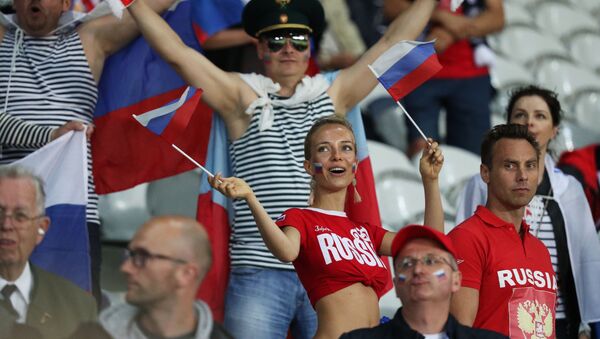 الجمهور الروسي قبيل بدء مباراة روسيا وسلوفاكيا في بطولة كأس أوروبا لكرة القدم 2016. - سبوتنيك عربي