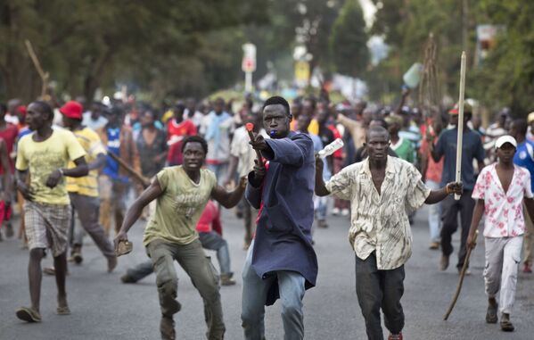 أنصار المعارضة الكينية خلال الاحتجاجات ضد نائب موالي للحكومة الكينية، والذين حسب قولهم إنها تصريحات مسيئة لزعيمهم، نيروبي 14 يونيو/ حزيران 2016. - سبوتنيك عربي