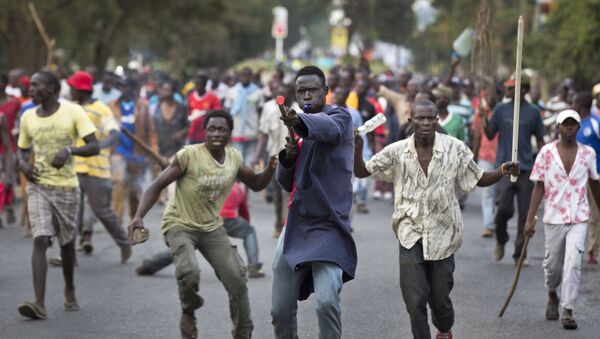 أنصار المعارضة الكينية خلال الاحتجاجات ضد نائب موالي للحكومة الكينية، والذين حسب قولهم أنها تصريحات مسيئة لزعيمهم، نيروبي 14 يونيو/ حزيران 2016. - سبوتنيك عربي