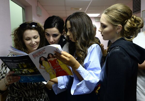 المتسابقات يقرأون ما يكتب عنهم في الصحف والمجلات - سبوتنيك عربي
