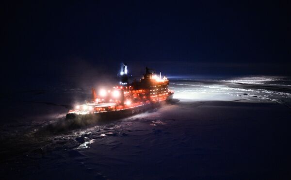 بعدسة تصوير المروحية - كاسحة الجليد النووية الروسية ليوت بوبيدي  تبحر باتجاه القطب الشمالي - سبوتنيك عربي
