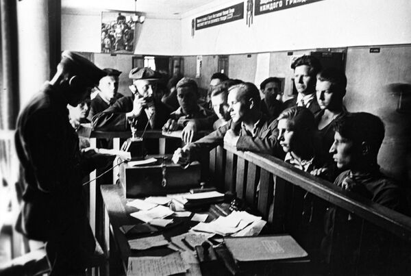 مسؤول دائرة التجنيد أوكتابرسكي يستقبل طلبات المتطوعين الراغبين  في الذهاب إلى جبهة القتال عام 1941. - سبوتنيك عربي