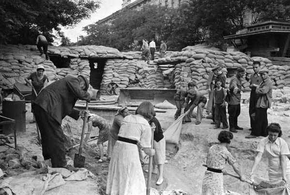 المدنيون يبنون المتاريس في شوارع أوديسا خللال الأيام الأولى من شهر يونيو/ حزيران لعام 1941. - سبوتنيك عربي