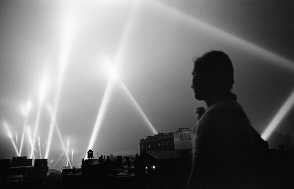 أشعة الكشافات الضوئية  التابعة لقوات الدفاع الجوي السوفيتي في سماء موسكو خلال الأيام الأولى من شهر يونيو/ حزيران لعام 1941. - سبوتنيك عربي