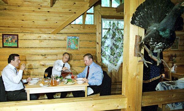 رؤساء ألمانيا وروسيا وأوكرانيا خلال تناولهم لوجبة غداء عمل، عام 2002 - سبوتنيك عربي