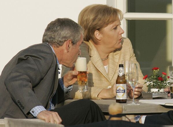الرئيس الأمريكي جورج بوش ومستشارة ألمانيا أنجيلا ميركل، عام 2007 - سبوتنيك عربي