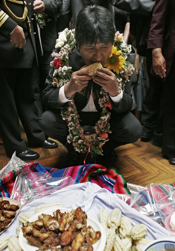 رئيس بوليفيا إيفو مورالس يأكل الذرة خلال مراسم حفل للسكان الأصليين، عام 2008. - سبوتنيك عربي