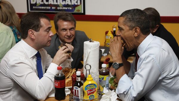 الرئيس الروسي دميتري ميدفيديف والرئيس الأمريكي باراك أوباما أثناء فطور العمل، عام 2010 - سبوتنيك عربي