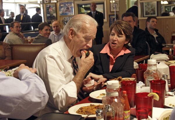 نائب الرئيس الأمريكي جو بايدن يأكل فراولة بالشوكولاتة، عام 2010 - سبوتنيك عربي