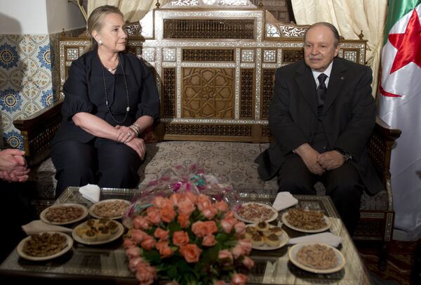 وزيرة الخارجية هيلاري كلينتون والرئيس الجزائري عبدالعزيز بوتفليقة - سبوتنيك عربي