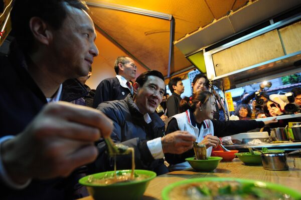 رئيس تايوان ما يينغ جيو في مطعم للمعكرونة، عام 2012 - سبوتنيك عربي