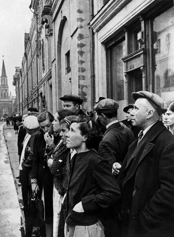 مواطنون روس يستمعون إلى إعلان الراديو عن أن قوات ألمانيا النازية شنت هجوماً مخادعاً ضد روسيا في تمام الساعة 4 فجراً من يوم 22 يونيو/ حزيران 1941. - سبوتنيك عربي