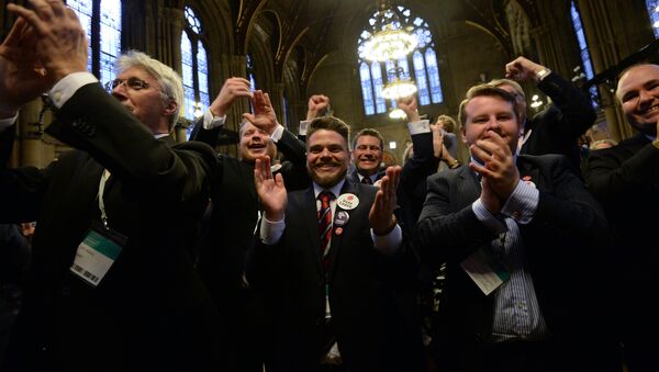 أعضاء حزب استقلال المملكة المتحدة بعد إعلان نتائج الاستفتاء حول خروج بريطانيا من الاتحاد الأوروبي - سبوتنيك عربي