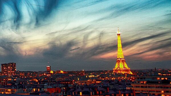 سحب ريشية في سماء مدينة باريس -لوحة رائعة - سبوتنيك عربي
