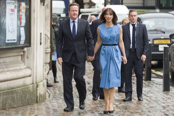 رئيس الوزراء البريطاني ديفيد كاميرون وزوجته سامنتا قبل الذهاب للتصويت في الاستفتاء بقاء أم خروج بريطانيا من الاتحاد الأوروبي - سبوتنيك عربي