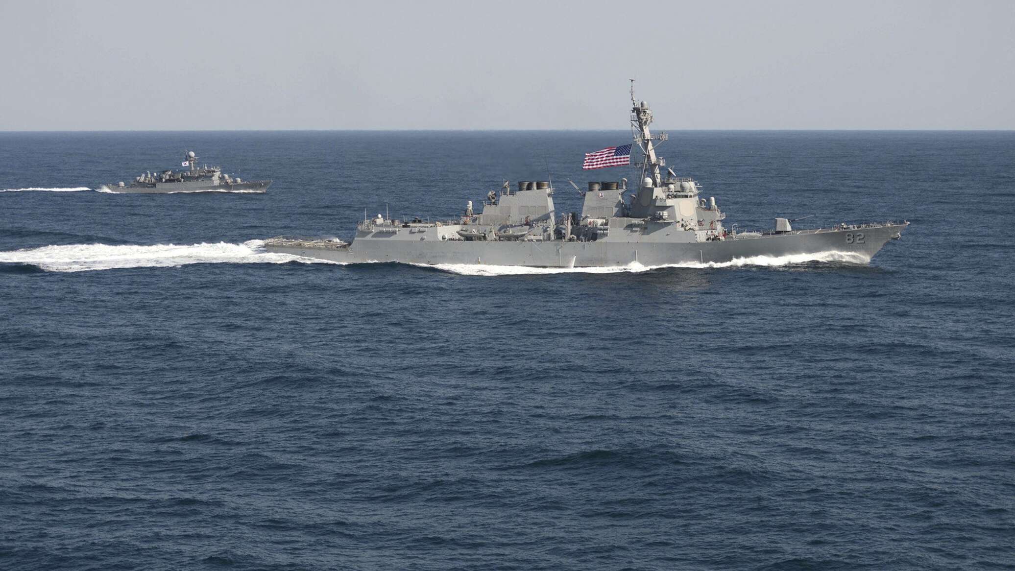 "أنصار الله" تعلن استهداف سفينة ومدمرة أمريكيتين وسفينة إسرائيلية