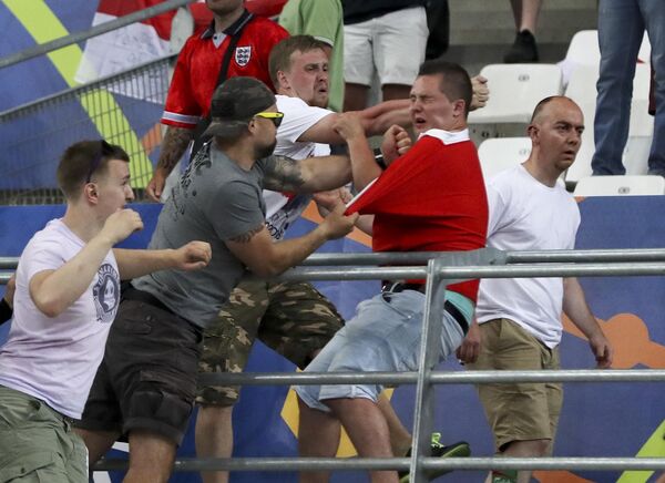 العنف بين الروس والانجليز أثناء مباراة منتخبي بلادهما - سبوتنيك عربي