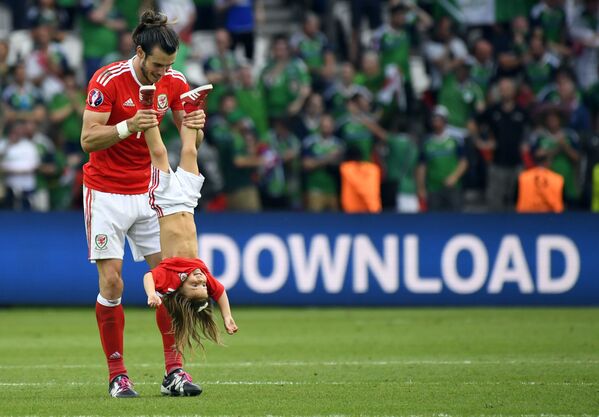 جاريث بيل مهاجم المنتخب الويلزي وهو يلعب مع ابنته - سبوتنيك عربي