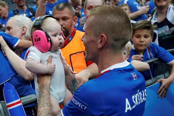 طفل يحتفل بفوز منتخب ايسلندا على نظيره النمساوي - سبوتنيك عربي