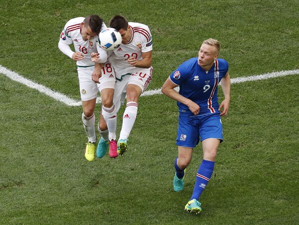 لقطة طريفة للاعبي المنتخب المجري في محاولة للاستحواذ على الكرة - سبوتنيك عربي
