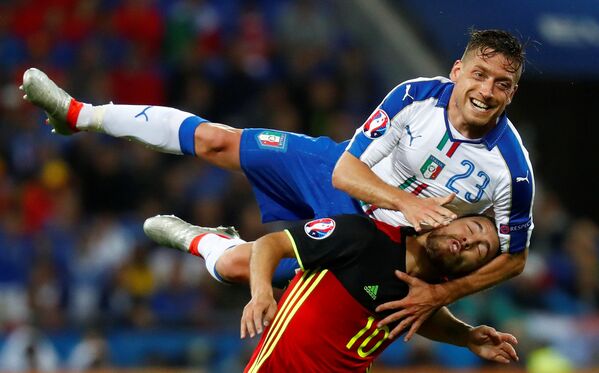 صراع على الكرة بين لاعبي منتخب إيطاليا وبلجيكا - سبوتنيك عربي