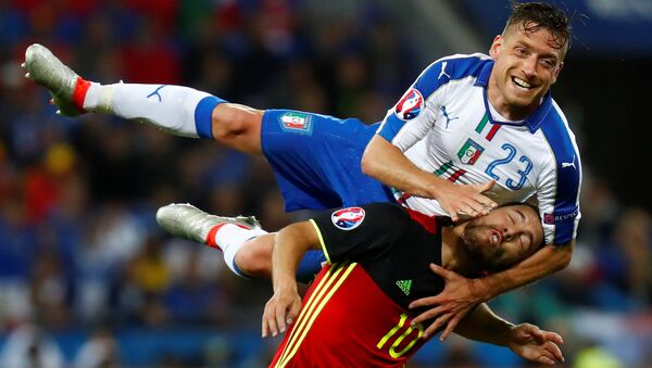 صراع على الكرة بين لاعبي منتخب إيطاليا وبلجيكا - سبوتنيك عربي