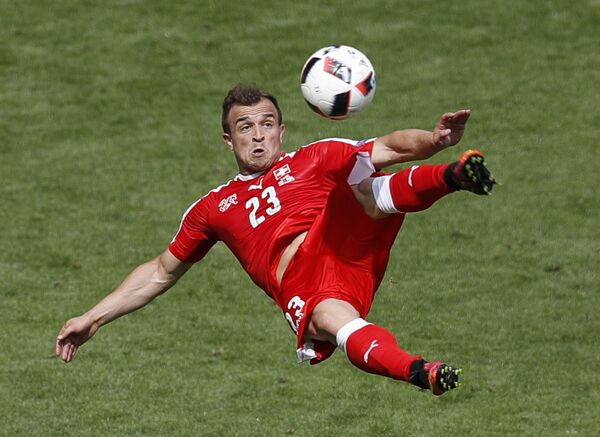 لحظة تسجيل لاعب المنتخب السويسري شاكيري هدف في مرمى بولندا - سبوتنيك عربي
