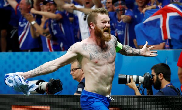 كابتن منتخب أيسلندا خلال الفوز على منتخب انجلترا فى يورو 2016 - سبوتنيك عربي