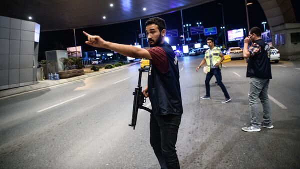 الشرطة التركية في موقع الانفجار بمطار أتاتورك - سبوتنيك عربي