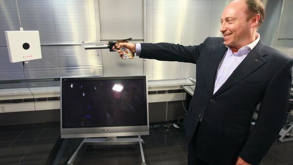 رئيس الاتحاد الروسي للخماسي الحديث يعرض سلاح الليزر - سبوتنيك عربي