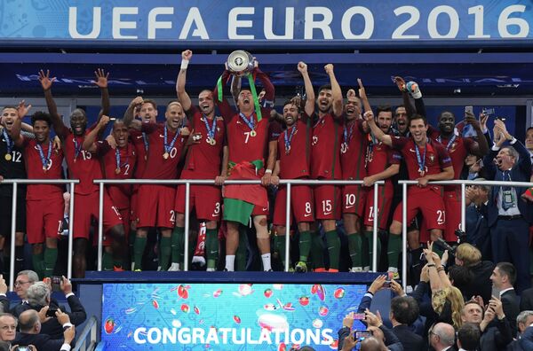 لاعبو فريق كرة القدم البرتغالي خلال مراسم الاحتفال بالفوز بلقب بطل أوروبا يورو 2016 - سبوتنيك عربي
