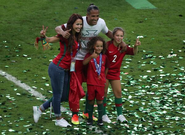 اللاعب البرتغالي برونو ألفيش خلال مراسم الاحتفال بالفوز بلقب بطل أوروبا يورو 2016 - سبوتنيك عربي