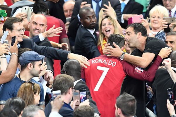اللاعب البرتغالي كريستيانو رونالدو يحيي الجمهور قبيل تتويج فريقه بلقب بطل أوروبا في يورو 2016. - سبوتنيك عربي