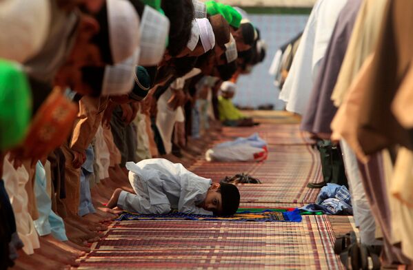 طفل صغير يحضر صلاة عيد الفطر بمسجد جاميا في باكستان، 6 يوليو/ تموز 2016 - سبوتنيك عربي
