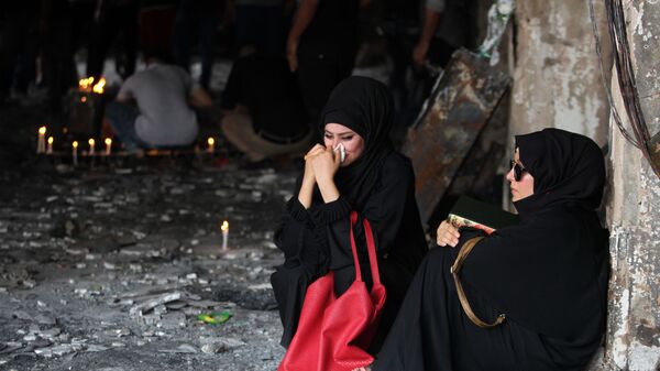 نساء عراقيات تبكي مكان الاتفجار في حي الكرادة  ببغداد الذي وقع في 3 يوليو\ تموز، الصورة تعود إلى 6 يوليو\ تموز 2016 - سبوتنيك عربي