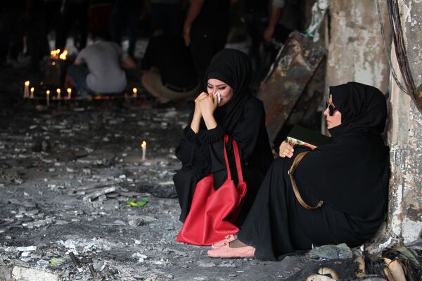 نساء عراقيات تبكين في مكان الانفجار في حي الكرادة  ببغداد الذي وقع في 3 يوليو/ تموز، الصورة تعود إلى 6 يوليو/ تموز 2016 - سبوتنيك عربي