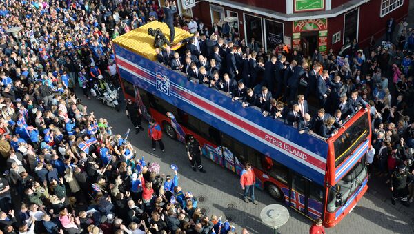 استقبال فريق أيسلندا العائد من يورو 2016 إلى وطنه - سبوتنيك عربي