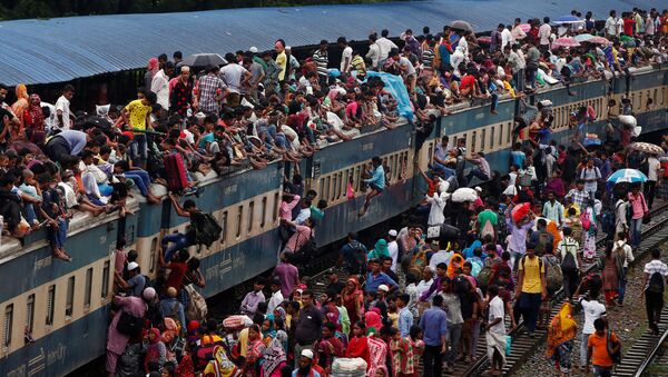 الناس يهاجمون القطار للرجوع إلى منازلهم بعد عيد الفطر في بنغلادش، 5 يوليو\ تموز 2016 - سبوتنيك عربي