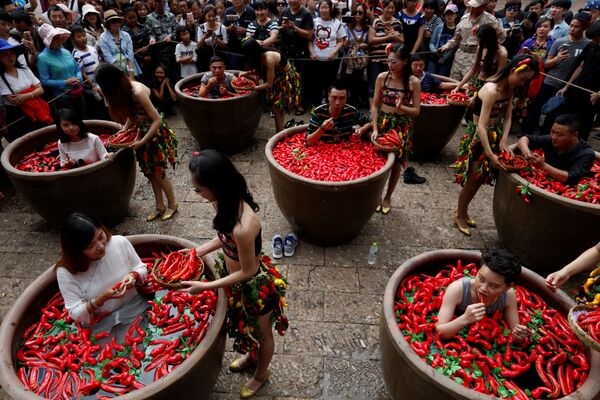 فعالية أكل الفلفل الأحمر في محافظة يانان بالصين، 2 يوليو/تموز 2016 - سبوتنيك عربي