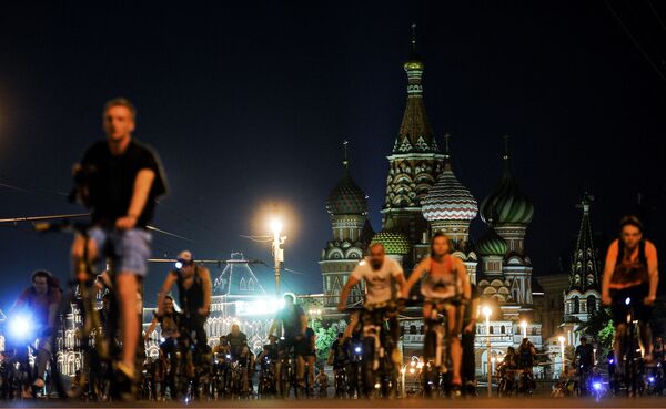 عرض ليلي لركوب الدراجات الهوائية في الساحة الحمراء بموسكو. - سبوتنيك عربي