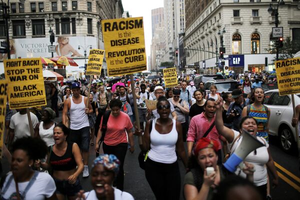 الأمريكيون يخرجون إلى شوارع نيويورك احتجاجاً على مقتل المواطنين الأكريكيين (من أصول أفريقية) إلتون ستيرلينغ وفيلاندو كاستيلن، 7 يوليو/ تموز 2016 - سبوتنيك عربي