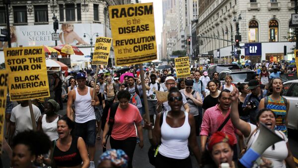 الأمريكيون يخرجون إلى شوارع نيويورك احتجاجاً على مقتل المواطنين الأكريكيين (من أصول أفريقية) إلتون ستيرلينغ وفيلاندو كاستيلن، 7 يوليو\ تموز 2016 - سبوتنيك عربي