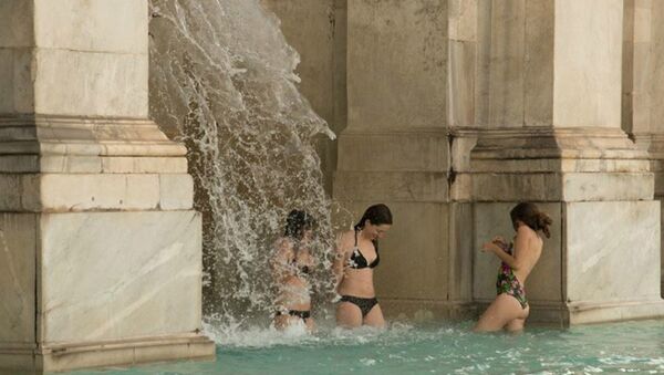 Искупавшиеся в римском фонтане XVII века туристки возмутили местных жителей - سبوتنيك عربي