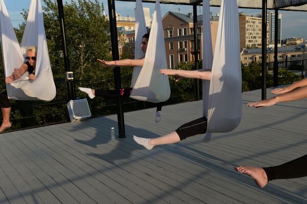 ممارسة التمارين الرياضية على أسطح مبنى دوما ناركومفينا في موسكو - سبوتنيك عربي