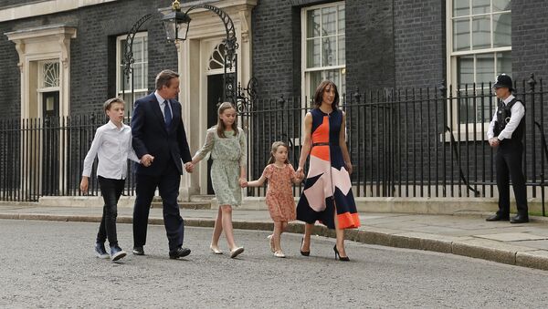 كاميرون مع عائلته أمام أبواب قصر باكنغهام عقب استقبال الملكة له - سبوتنيك عربي